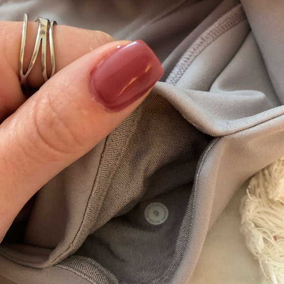 ✨ lululemon leggings LIKE NEW condition✨
24in sz6 grey "To The Beat" - Picture 5 of 5